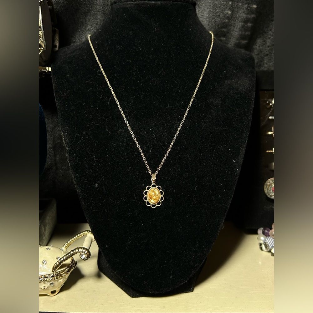 Dainty gold necklace